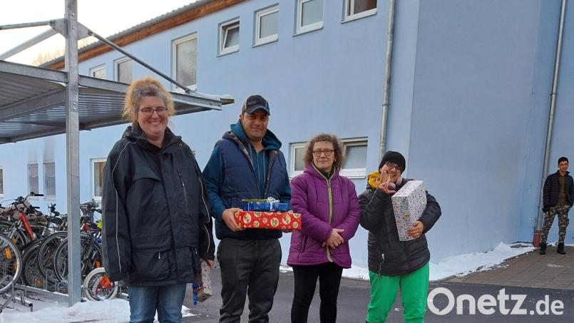 Sibylle Männer (links), Vorsitzende des Kinderschutzbundes, und Andrea Vogel (Zweite von rechts) übergaben 30 Geschenke aus der Wunschstern-Aktion an Kinder in der Gemeinschaftsunterkunft. Bild: Marianne Scheffler/exb