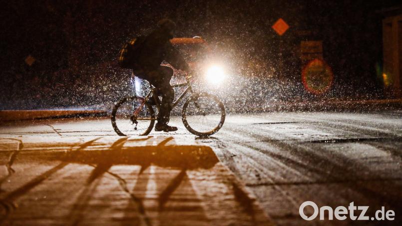 Sollten Radwege vom Winterdienst geräumt werden? Darüber entspann sich eine Diskussion im Amberger Stadtrat. Symbolbild: Thomas Warnack/dpa