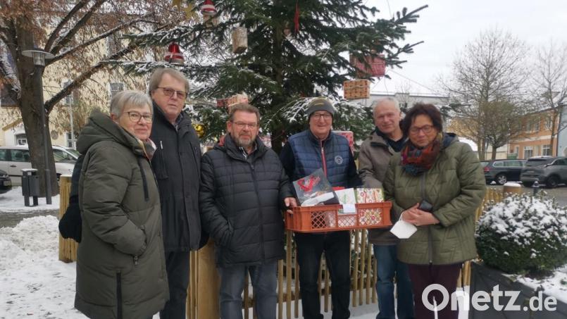 Vorstandsmitglieder des VdK-Ortsverbandes Pfreimd überbrachten den älteren und kranken Mitgliedern Geschenke. Bild: Roswitha Kick/exb