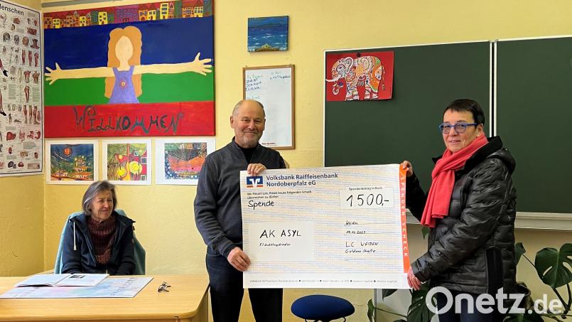 Ursula und Jost Hess vom Arbeitskreis Asyl freuen sich über die von Petra Helgert überreichte Spende. Bild: Stefan Kunnert/exb