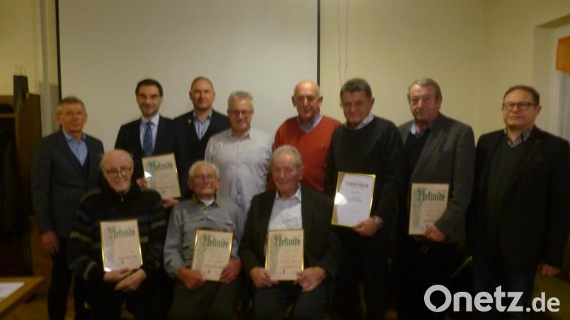 Sie haben über viele Jahrzehnte den MGV Mantel mitgeprägt: Karl-Heinz Müller, Georg Gleißner, Siegfried Greimel (vorne, von links). Für 50-jährige Treue wurde Hans Klemm, für 40 Jahre aktives Singen Hans Guber und Alfred Liedl (Zweiter bis Vierter von rechts) geehrt. Bild: bk
