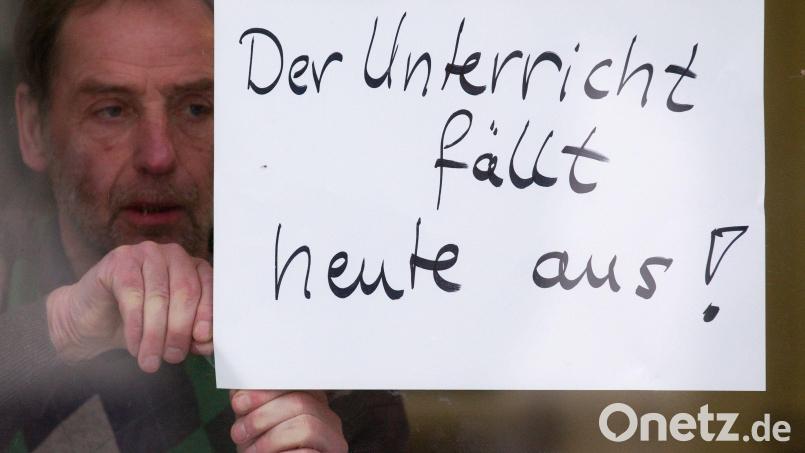 Blitzeis und seine Folgen: Heute bleiben die Schulen in Tirschenreuth geschlossen. Bild: Friso Gentsch/dpa