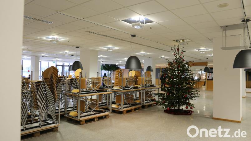 Der schöne Christbaum täuscht noch weihnachtliche Gemütlichkeit vor. Ansonsten stehen die Zeichen in der Witt-Kantine aber bereits kräftig auf Umbau. Bild: Witt Gruppe