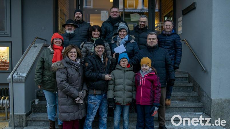 Mit Freude nahm ATSV-Vorsitzender Thomas Käck (vorne, Zweiter von links) die Geldspende von den CSU-Vertretern entgegen. Bild: Bernhard Lang