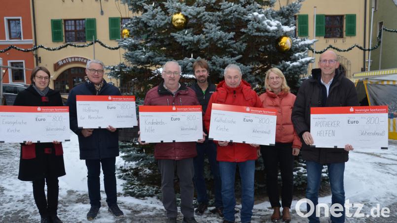 Die Apotheker-Familien Wolf leerten kurz vor Weihnachten ihr Spendenfüllhorn für die beiden Kirchen und mehrere Organisationen. Franz (Vierter von rechts), Regina (Zweite von rechts und Martin Wolf (rechts) übergaben die Spenden. Bild: dob