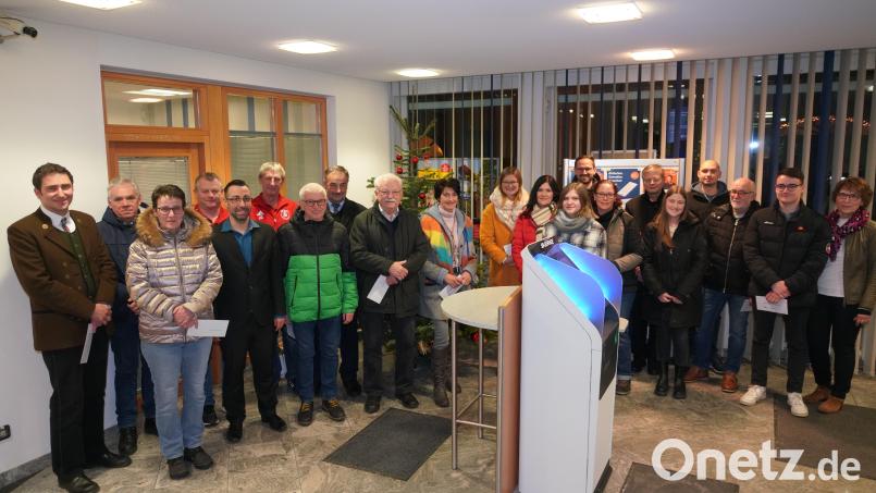 Raiffeisenbank-Geschäftsstellenleiter Michael Haubner (Fünfter von links) und seine Mitarbeiterin Monika Weig (rechts) übergaben die Spenden an die Vertreter von Vereinen und Organisationen. Bild: fvo