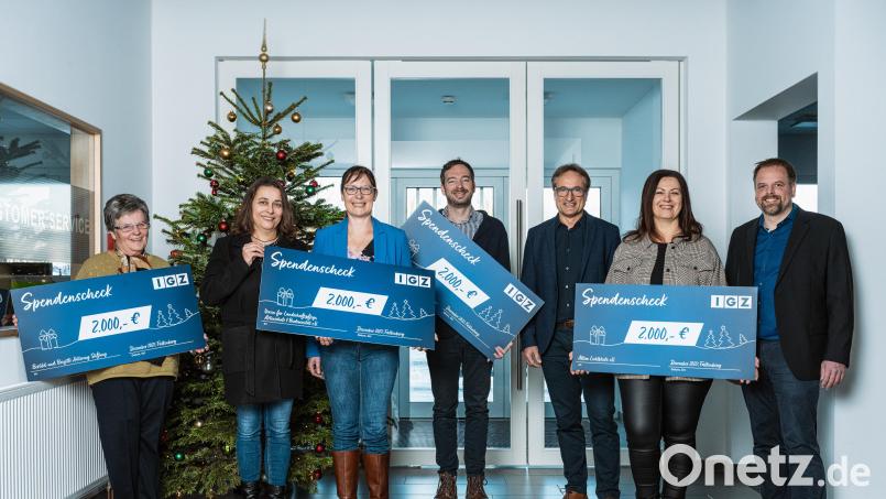 Alfred Meyer, Geschäftsführer IGZ Automation (Mitte) und Achim Roth, Leiter des Standorts in Erbendorf (rechts), überreichten die Spendenschecks an (von links) Brigitte Hollering von der Bertold-und-Brigitte-Hollering-Stiftung, Michaela Domeyer und Karin Sossalla vom VLAB, Klaus Wegmann vom WCV Waldeck und Claudia Grillmeier von der Aktion Lichtblicke. Bild: Bernd Schoenfelder/exb