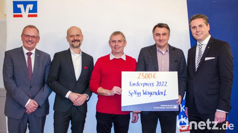 Gruppenbild mit Spendenscheck: (von links) Bernd Strauß (Raiffeisenbank), Volker Matschke (Raiffeisenbank), Klaus Pickel und Marco Schwab (beide SpVgg Weigendorf) sowie Swen Heckel (Raiffeisenbank). Bild: Raiffeisenbank im Nürnberger Land/exb
