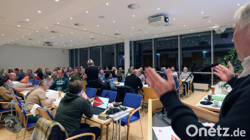 Horst Ott, Erster Bevollmächtigter der IGM Amberg, (rechts) spricht bei der Delegiertenversammlung zu den anwesenden Mitgliedern im ACC. Bild: Wolfgang Steinbacher