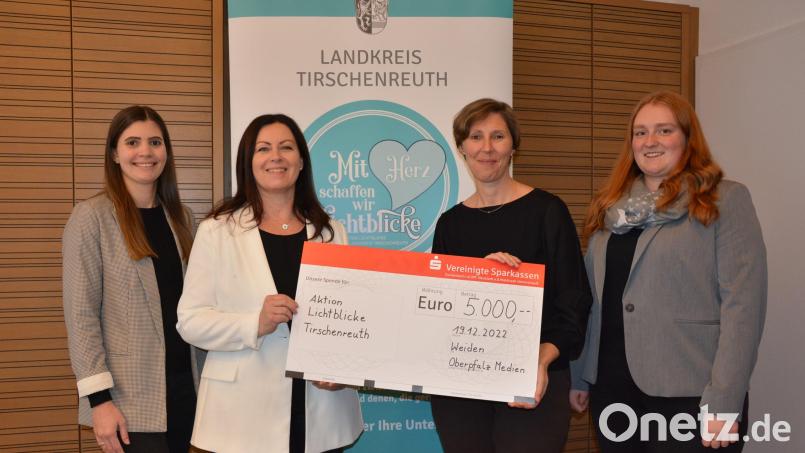 Geschäftsführende Verlegerin Viola Vogelsang-Reichl von Oberpfalz-Medien (Dritte von links) überreichte Schirmherrin Claudia Grillmeier (Zweite von links) einen 5000-Euro-Scheck. Mit dabei waren Isabel Sommerer (links) und Lena Schedl. Bild: jr