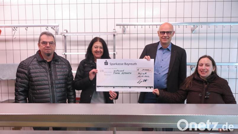 Geschäftsführer Georg Witt (Zweiter von rechts) übergab den Scheck an Gerd Kraitzek, Carolin Weber-Bittner und Carola Müller (von links). Bild: jzk