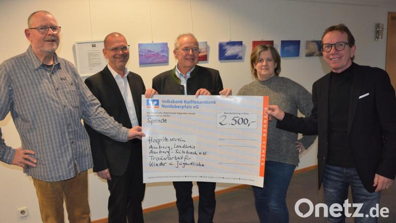 Eine Spende von 2500 Euro bekam der Hospizverein Amberg in den Räumen der Volksbank Raiffeisenbank Waldsassen übergeben. Dort läuft bis März die Ausstellung mit Wolken-Bildern. Von links Fotokünstler Jürgen Klein, Thomas Wirth, Georg Franz Fröhler und Brigitte McGuire vom Amberger Hospizverein sowie Wolfgang Horn. Bild: jr