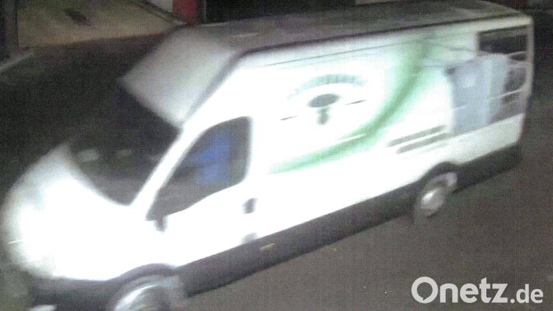 Die Überwachungskamera hat den Lieferwagen beim Wegfahren gefilmt. Bild: Kriminalpolizei Hof