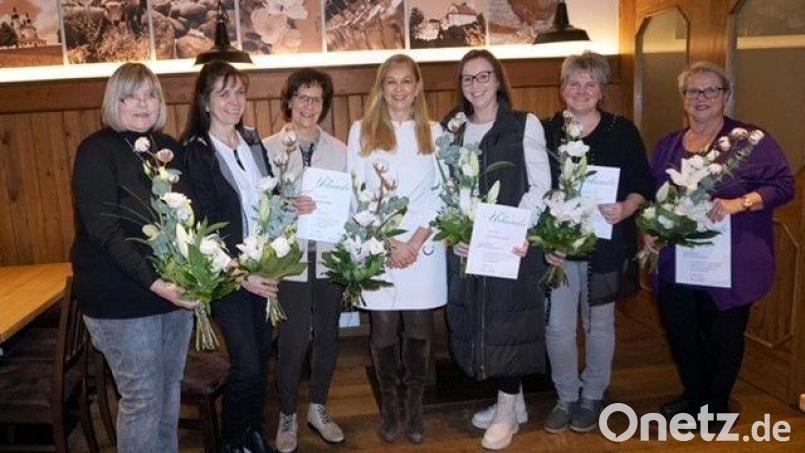 Die Jubilare (von links) zusammen mit Geschäftsführerin Dagmar Müller (Mitte): Roswitha Cygan, Christine Malzer, Karin Meiler, Melanie Fischer, Christine Zilbauer, Jutta Völkl freuen sich über Blumensträuße und Präsente. Bild: Barbara Guida/exb