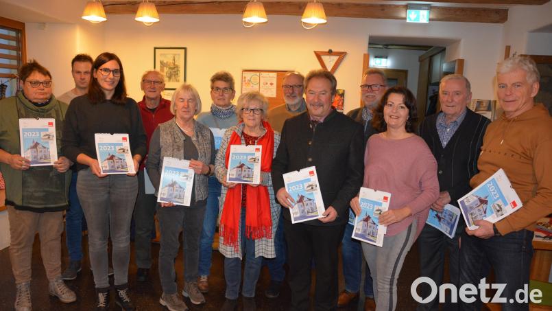 Mitglieder des SPD-Ortsvereins um Vorsitzenden Johann Brandl (Fünfter von rechts) und Projektbetreuer Walter Wenisch (Vierter von links) sowie Vertreter des Mitterteicher Malkreises und der örtlichen Schnitzer stellten den 28. Jahreskalender der SPD Mitterteich vor. Bild: jr