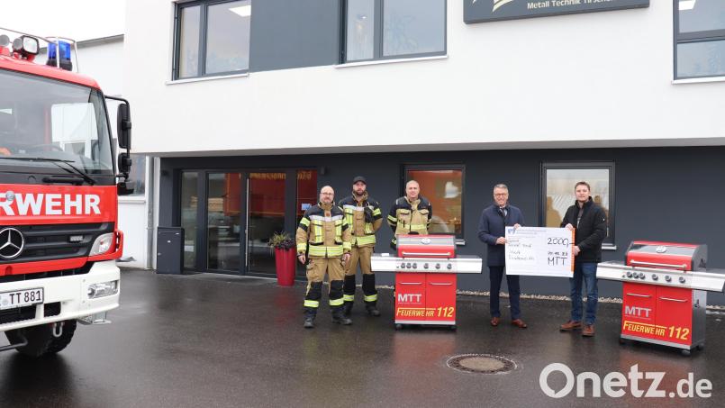 Peter Götzl übergab Franz Stahl (von rechts) 2000 Euro für den Sozialfonds der Stadt. Die Feuerwehr bedachte der MTT-Chef mit zwei Gas-Grills und Gutscheinen für Grillgut. Dafür bedankten sich Kommandant Matthias Haulena sowie die Vorsitzenden Christian Nickl und Markus Mayer (von links). Bild: Stadt Tirschenreuth/exb