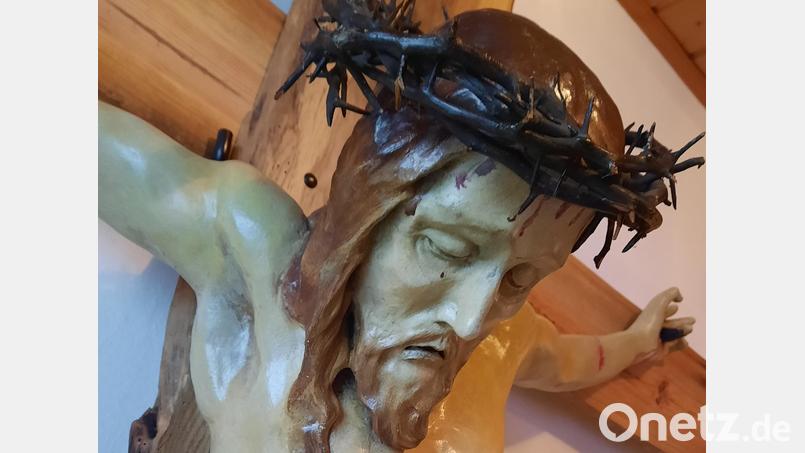 Eine Christusfigur ziert nun den Eingangsbereich des Gemeindezentrums der Vilsecker Gnadenkirche. Bild: bk