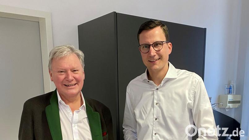 Ab dem neuen Jahr leitet Tobias Heide (rechts) die Praxis in Allein-Verantwortung. Links Dr. Helmut Muck. Bild: Landratsamt Wunsiedel/exb
