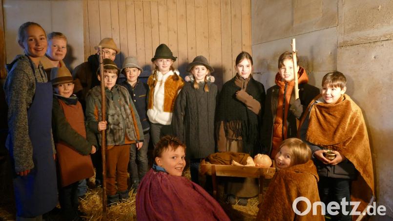 Im Bild ein Teil der Darsteller im Krippenspielvideo im Stall mit dem Jesuskind in der Krippe. Bild: Andreas Kraft/exb