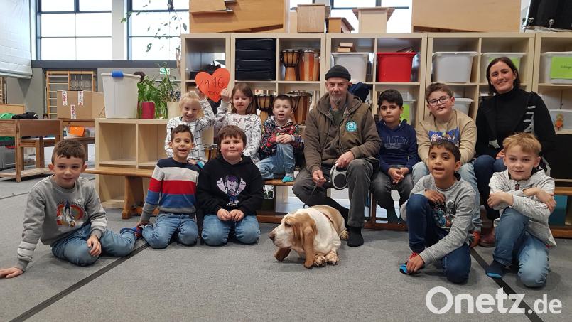 Andreas Brucker vom Tierheim kam mit Hündin Emma zur Spendenübergabe. Bild: Jobst-vom-Brandt-Schule/exb