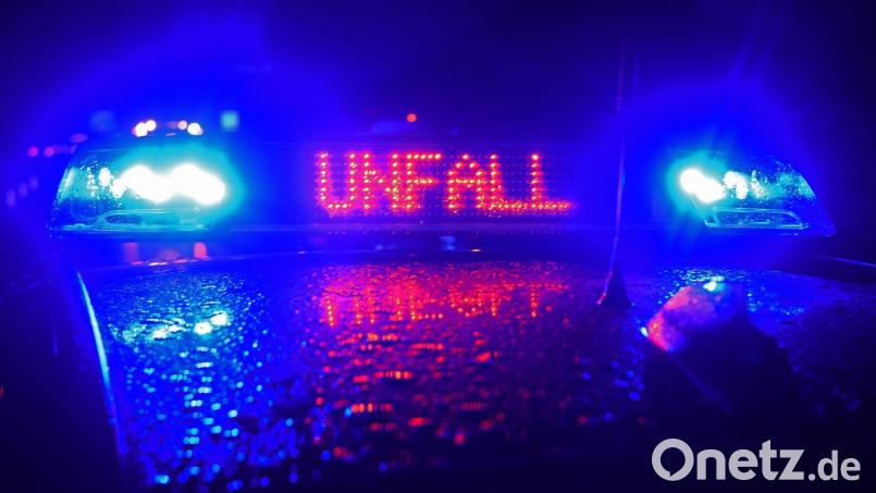Bei einem Unfall zwischen Hütten und Mantel hat sich eine Frau schwer verletzt. Sie krachte mit ihrem Fahrzeug gegen einen Baum. Symbolbild: Stefan Puchner/dpa