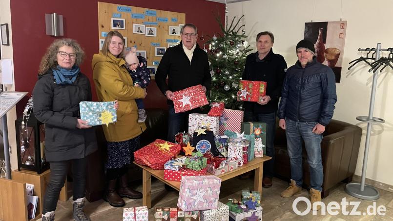 Eine erste Geschenke-Lieferung ist im Ernst-Naegelsbach-Haus angekommen. Von links Yvonne Rösel (Pro Su-Ro), Nina Mutzbauer (Stadtverwaltung), Kurt von Klenck (Pro Su-Ro), Heimleiter Stefan Reither und Bernhard Dobler (Hochofenweihnachtsmarkt). Es fehlen Tanja Weiß (Stiber) und Christian Weiß (Rosenberger Dorfweihnacht). Bild: Yvonne Rösel/exb