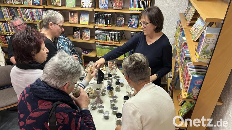 Inmitten vieler Bücherregale informiert Gerti Kreuzer (rechts) einen Abend lang über die Rauhnächte und das damit zusammenhängende Brauchtum in der Waidhauser Bücherei. Bild: fjo