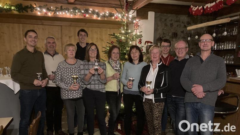 Vorsitzender Torsten Kahlert und Sportwart Peter Amberger (von rechts) ehrten die diesjährigen Vereinsmeister der Tennisgemeinschaft Parkstein. Bild: bey