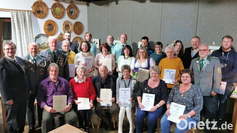 Für 60 Jahre Treue zum Frankenreuther Schützenverein erhält Johann Zeug (sitzend, Dritter von links) eine Urkunde und die goldene Ehrennadel. Gleiches gilt für Emilie Riebel (rechts daneben) und Peter Hagner (sitzend, rechts) die seit 50 Jahren Mitglied sind. Bild: fjo