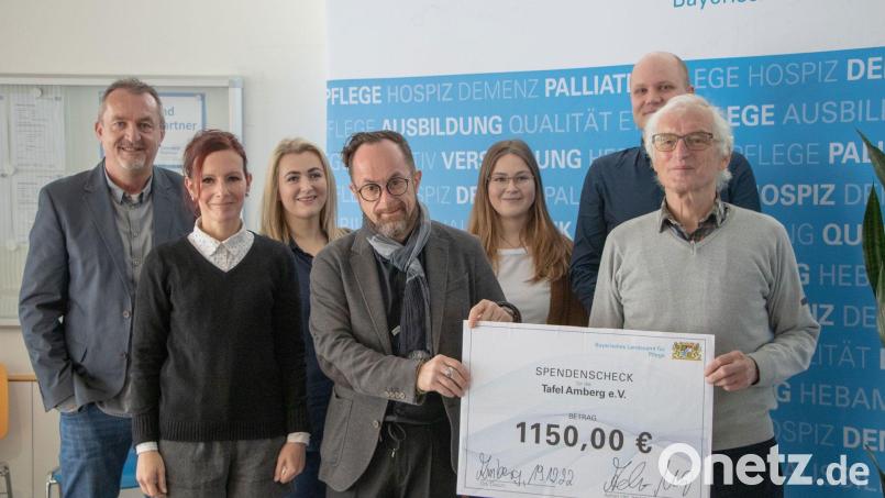 Personalrat Rainer Summerer (von links), mit Stellvertretender Amtsleiterin Angela Schneider und Chef Achim Uhl übergeben zusammen mit dem Organisatoren-Team Spende an Bernhard Saurenbach, den Vorsitzenden der Amberger Tafel. Bild: LfP/Nikolai Fischer/exb