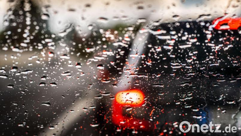 Trotz einer Glatteiswarnung gab es in der Oberpfalz zunächst nicht besonders viele Unfälle. Symbolbild: Frank Rumpenhorst/dpa