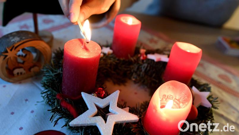 In Sulzbach-Rosenberg geriet der Adventskranz einer Frau in Brand - die Feuerwehr rückte an. Symbolbild: Angelika Warmuth/dpa