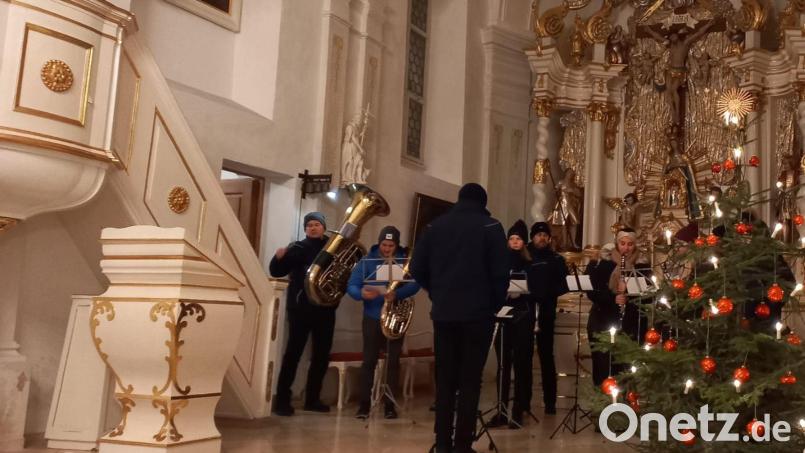 Musikalisch umrahmt wurde die Waldweihnacht jeweils mit Gesangsstücken vom Chor des Oberpfälzer Waldvereins und mit Instrumentalstücken der Jugendblaskapelle &quot;Grenzlandbuam&quot;. Bild: Markus Fichtner/exb