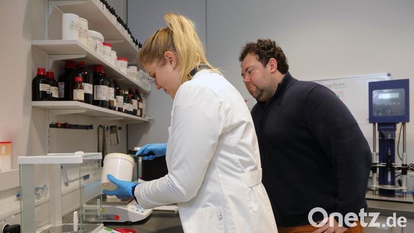 Pharmazeutisch-technische Assistentin Anna Mowtschan stellt die individuelle Muttermilch-Creme in der Mariplus-Apotheke in der Emailfabrikstraße her. Rechts: Erfinder und Chef Frederik Strobl. Bild: Wolfgang Steinbacher