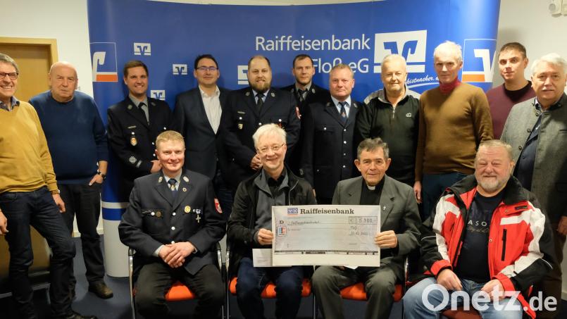 Insgesamt 5900 schüttet die Raiffeisenbank Floß/Flossenbürg an Kirchen beider Konfessionen, Feuerwehren, Sport- und Heimatvereine aus. Bild: le