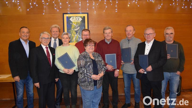 Der ASV Neustadt ehrt Werner Fischer, Heinrich Maier, Herbert Albl, Siegfried Pöllmann, Wolfgang Regn, Erika Kistenpfennig und Yvonne Fuchs (von rechts) für langjährige Mitgliedschaft. Vorsitzender Juan Vilas (Zweiter von links), Stellvertreter Dieter Neubauer (Dritter von links) und dritter Bürgermeister Heribert Schubert (links) gratulieren. Bild: Renate Zupfer-Vilas/exb