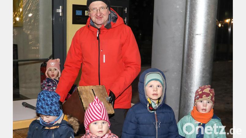 Bürgermeister Johannes Reger hatte bei der Verlosung der &quot;Erbendorfer Adventssamstage&quot; einige Glücksfeen um sich gescharrt. Bild: njn
