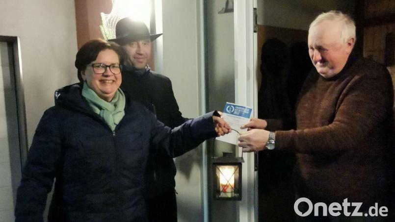 Pfarrer Erwin Bauer dankt dem Ehepaar Agnes und Klaus Härtl für das Abholen des Friedenslichtes in Regensburg. Bild: gz