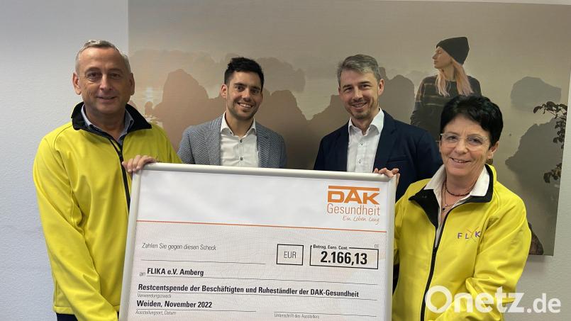 Bei der Spendenübergabe waren (von links) Oskar Schmidt (Flika), Stefan Wittmann (Leiter Servicezentrum DAK), Markus Koller (Bezirksleiter DAK) und Margit Meier (Flika) vertreten. Bild: Nicole Koller