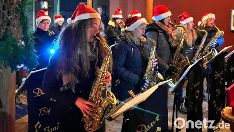Die Waidhauser &quot;Damen-Big-Band&quot; verzaubert mit schwungvollen Weihnachtstiteln bei ihrem &quot;Biergarten-Advent&quot; vor heimischem Publikum. Bild: fjo