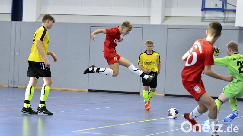 Beim Qualifikationsturnier spielten die JFG Obere Vils (gelbe Trikots) und der SSV Jahn Regensburg (rote Trikots) gegeneinander, bei der Bezirksmeisterschaft treten sie in verschiedenen Gruppen an. Archivbild: Hubert Ziegler