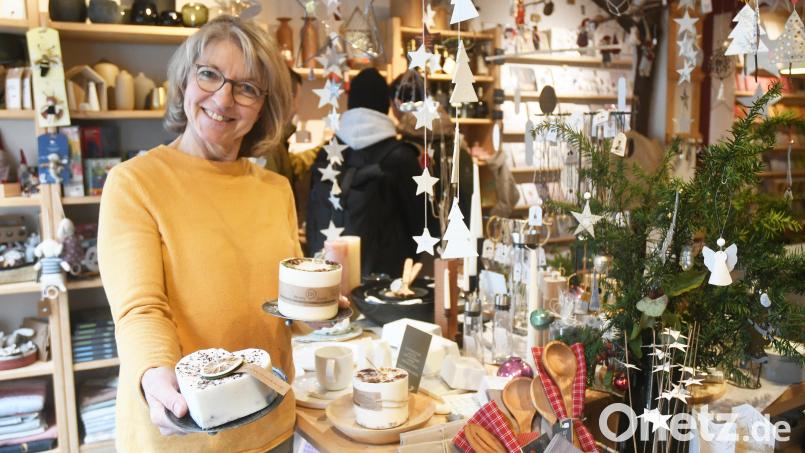 Sieglinde Scharnagl handelt mit Geschenkartikeln. Der stationäre Handel ist ihrer Meinung nach unverzichtbar für eine Stadt. Bild: Gabi Schönberger