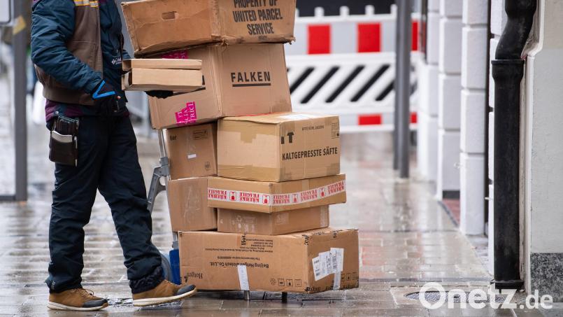 Der Transporter eines Paketboten in Weiden machte sich selbstständig - und verursachte dadurch eine Menge Schaden. Symbolbild: Sven Hoppe/dpa