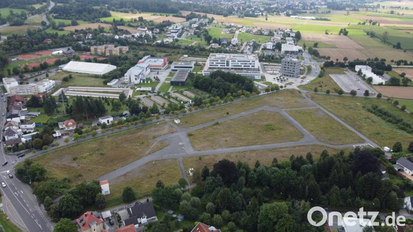 Seit dem Verkauf des alten Festplatzes im Sommer 2021 bieten sich neue Möglichkeiten für das Areal. Im Hintergrund (von rechts) Schützenhaus, E-House, FOS/BOS und Technische Hochschule sowie das Areal des TC Am Postkeller. Archivbild: Gustl Beer