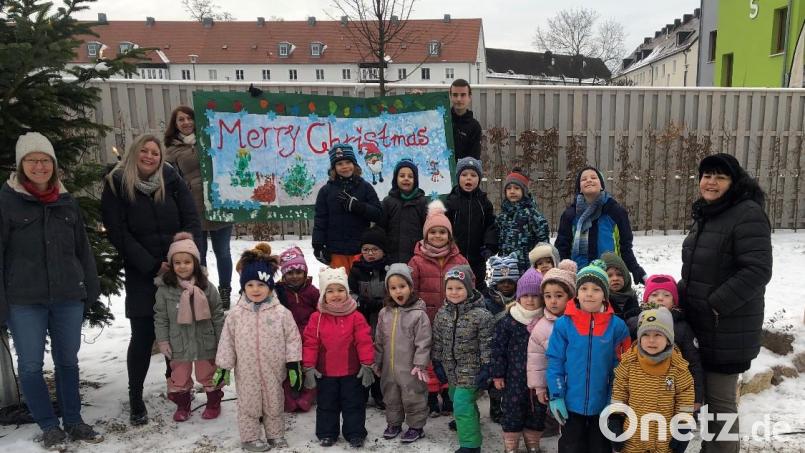 Die Johanniter Kindergartenkinder machen den Menschen beim Weihnachtssingen am Klinikum Freude. Bild: Scarlet Majewski/exb