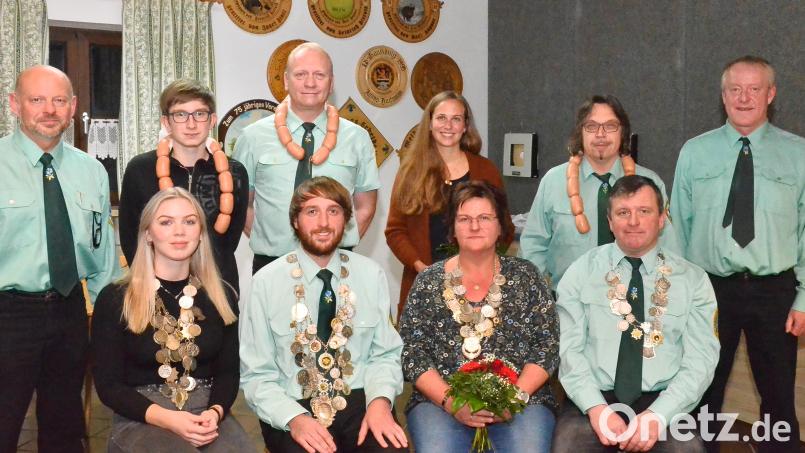 Bei den &quot;Enzian&quot;-Schützen stehen (sitzend, von links) Julia Mack, David Piehler, Christl Nistler und Helmut Bauer als neue Könige für Repräsentationsaufgaben im neuen Jahr parat. Bild: fjo