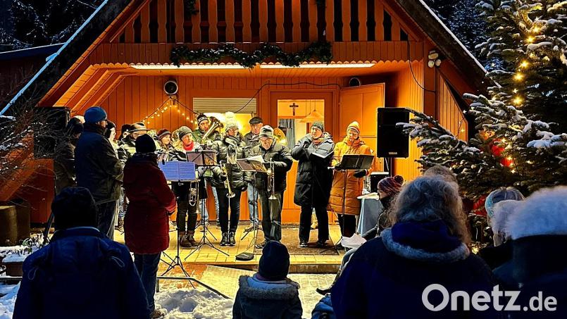 Die Waldweihnacht feiern die Mitglieder und Gäste beim BVS Weiden wieder vor dem Vereinshaus am Schießlweiher. Mitgewirkt hatte der Posaunenchor aus Neunkirchen, Weihnachtsgedanken sprechen die Pfarrerinnen Stefanie Endruweit und Sabine Dachauer. Bild: R. Kreuzer