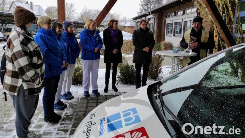 Die Fahrzeugsegnung durch (von rechts) Pfarrer Hans Zeltsperger verfolgen Im Beisein von
Geschäftsführer Günther Koller, Verwaltungsleiterin Birgit Singer-Grimm, Pflegedienstleiterin Brigitte Riederer und Mitarbeitende der Ökumenischen Sozialstation Sulzbach-Rosenberg. Bild: Romeo Mataj/exb