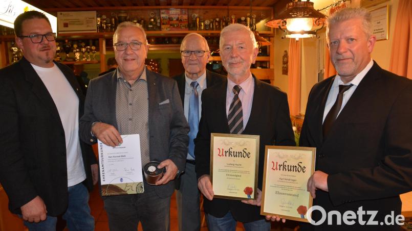 Hohe Auszeichnungen gab es bei der Weihnachtsfeier des SV Pechbrunn-Groschlattengrün. Im Bild (von links) Bürgermeister Stephan Schübel, Konrad Weiß, Fußballkreis-Vorsitzender Siegfried Tabbert, das neue Ehrenmitglied Ludwig Hecht und Vorsitzender Stefan Zeitler. Der neue Ehrenvorsitzende Karl Hindringer fehlte krankheitsbedingt. Bild: jr