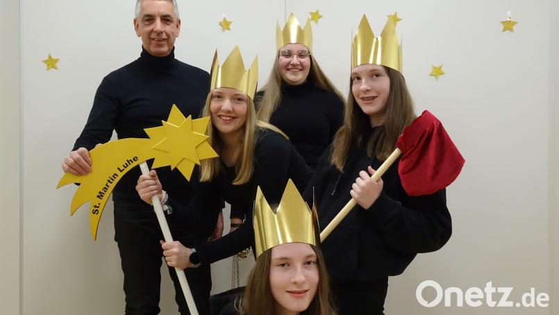 Die Aufregung bei Katharina Rewitzer (15), Maria Schulze (14) und Anna und Antonia Rieder (13) steigt so langsam. Wie die neuen Gewänder der Sternsinger aussehen werden, die extra für den Empfang im Kanzleramt angefertigt wurden, ist noch geheim. Betreuer Georg Hirsch wird die Sternsingerinnen nach Berlin begleiten. Bild: Hirsch/exb